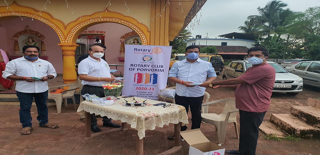 Facemask distribution at Vetal Temple